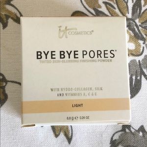 It Cosmetics Bye Bye Pores Finishing Powder-light